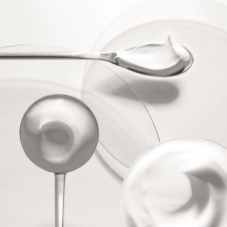 Crèmes blanche dans pots et cuillères