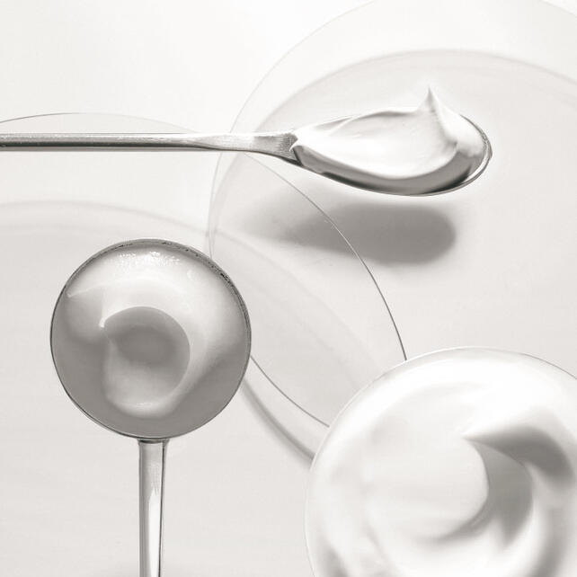 Crèmes blanche dans pots et cuillères